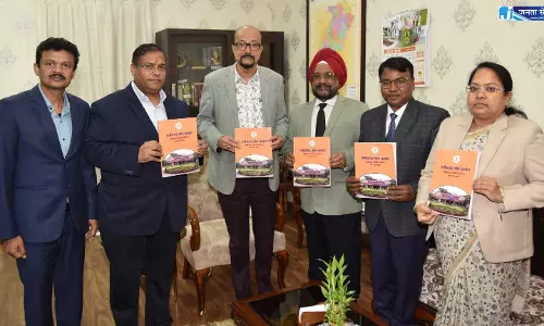 राज्यपाल डेका को प्रमुख लोकायुक्त उबोवेजा ने आयोग का वार्षिक प्रतिवेदन सौंपा राज्यपाल डेका को प्रमुख लोकायुक्त उबोवेजा ने आयोग का वार्षिक प्रतिवेदन सौंपा