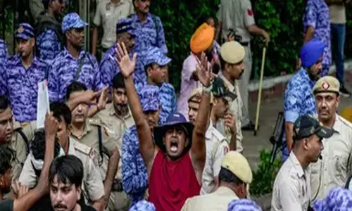 नारेबाजी के बीच लोकसभा में बढ़ा बवाल, अब बुधवार को होगी बैठक नारेबाजी के बीच लोकसभा में बढ़ा बवाल, अब बुधवार को होगी बैठक
