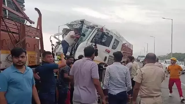 Bhubaneswar में भीषण सड़क हादसा: खंडागिरी ओवरब्रिज पर ट्रेलर ने ट्रक को मारी टक्कर, ड्राइवर फंसा Bhubaneswar में भीषण सड़क हादसा: खंडागिरी ओवरब्रिज पर ट्रेलर ने ट्रक को मारी टक्कर, ड्राइवर फंसा