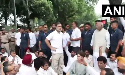 PM आवास के पास कांग्रेस का प्रदर्शन, राहुल गांधी भी मौजूद PM आवास के पास कांग्रेस का प्रदर्शन, राहुल गांधी भी मौजूद