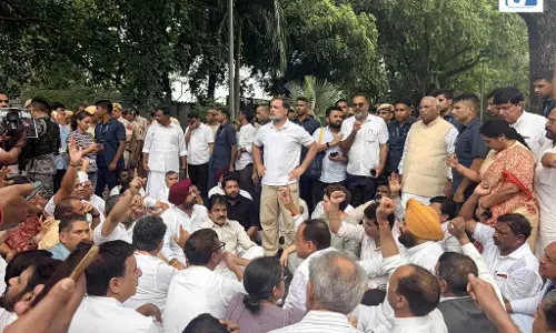 PM आवास के पास कांग्रेस का प्रदर्शन, राहुल गांधी भी मौजूद PM आवास के पास कांग्रेस का प्रदर्शन, राहुल गांधी भी मौजूद
