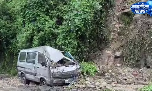 पालमपुर में सडक़ किनारे खड़ी वैन चकनाचूर पालमपुर में सडक़ किनारे खड़ी वैन चकनाचूर