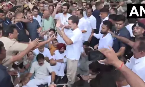 हिरासत में लिए जा रहे हैं कांग्रेस सांसद...पहली बार PM आवास के बाहर धरने पर बैठे राहुल और प्रियंका गांधी हिरासत में लिए जा रहे हैं कांग्रेस सांसद...पहली बार PM आवास के बाहर धरने पर बैठे राहुल और प्रियंका गांधी