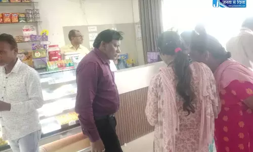 डुंडा बोरिया के देवी स्वीट्स एंड रेस्टोरेंट में मिली गंदगी, 10 हजार का जुर्माना
