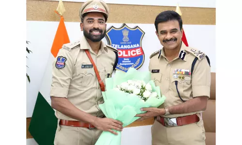DSP मोहम्मद सिराज ने तेलंगाना DGP सीवी आनंद से की मुलाकात DSP मोहम्मद सिराज ने तेलंगाना DGP सीवी आनंद से की मुलाकात