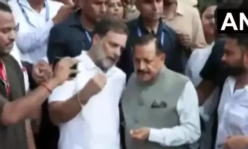 PM आवास के सामने धरने पर बैठे राहुल और प्रियंका गांधी, कांग्रेस के धरने के बीच पहुंचे केंद्रीय मंत्री PM आवास के सामने धरने पर बैठे राहुल और प्रियंका गांधी, कांग्रेस के धरने के बीच पहुंचे केंद्रीय मंत्री