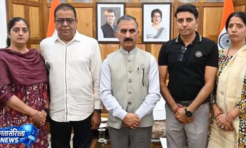 होर्मुज स्ट्रेट में जान गंवाने वाले आदित्य शर्मा के परिजनों ने CM से की भेंट होर्मुज स्ट्रेट में जान गंवाने वाले आदित्य शर्मा के परिजनों ने CM से की भेंट