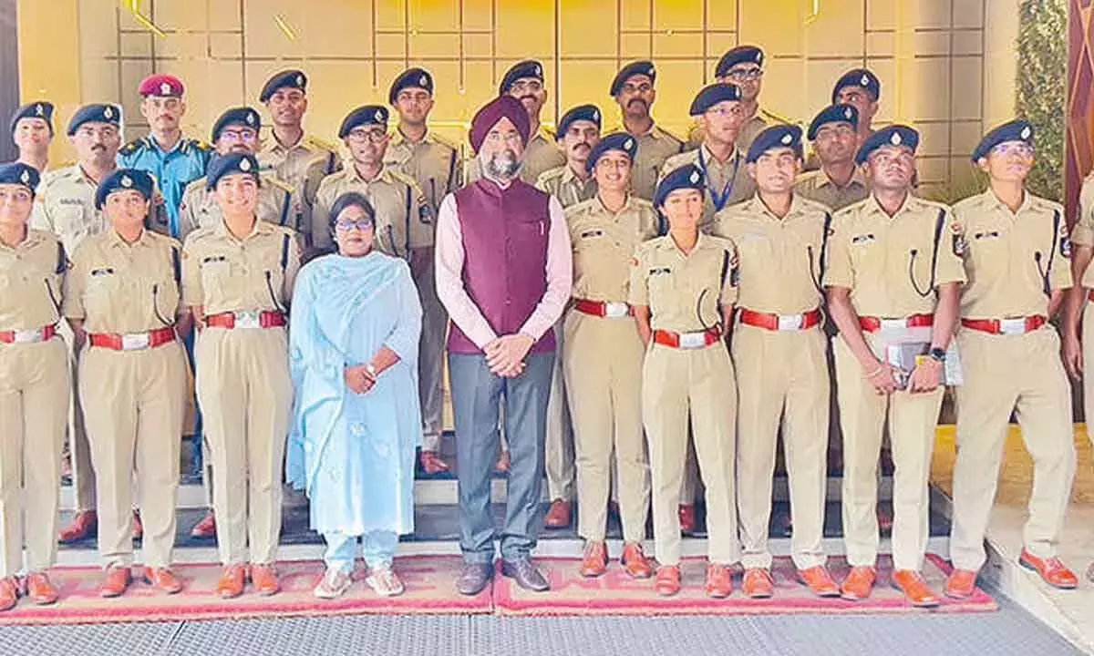 Andhra: 22 IPS अधिकारी प्रशिक्षुओं ने वीपीए का दौरा किया Andhra: 22 IPS अधिकारी प्रशिक्षुओं ने वीपीए का दौरा किया