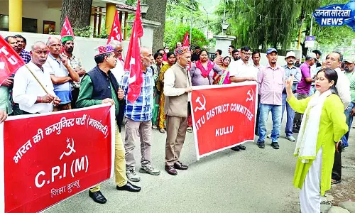 सोनम वांगचुक की गिरफ्तारी के विरोध में कुल्लू में प्रदर्शन सोनम वांगचुक की गिरफ्तारी के विरोध में कुल्लू में प्रदर्शन
