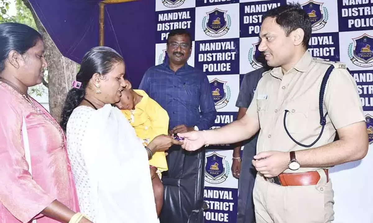 Andhra: पुलिस एक लापता बच्चे का पता लगाती है Andhra: पुलिस एक लापता बच्चे का पता लगाती है
