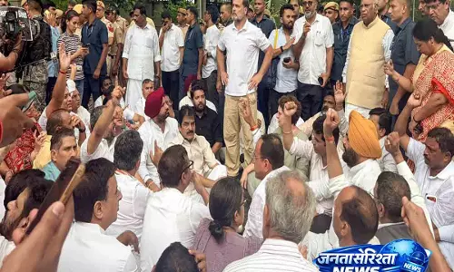 राहुल और प्रियंका गांधी ने पेपर लीक को लेकर PM मोदी के आवास के पास धरना दिया राहुल और प्रियंका गांधी ने पेपर लीक को लेकर PM मोदी के आवास के पास धरना दिया