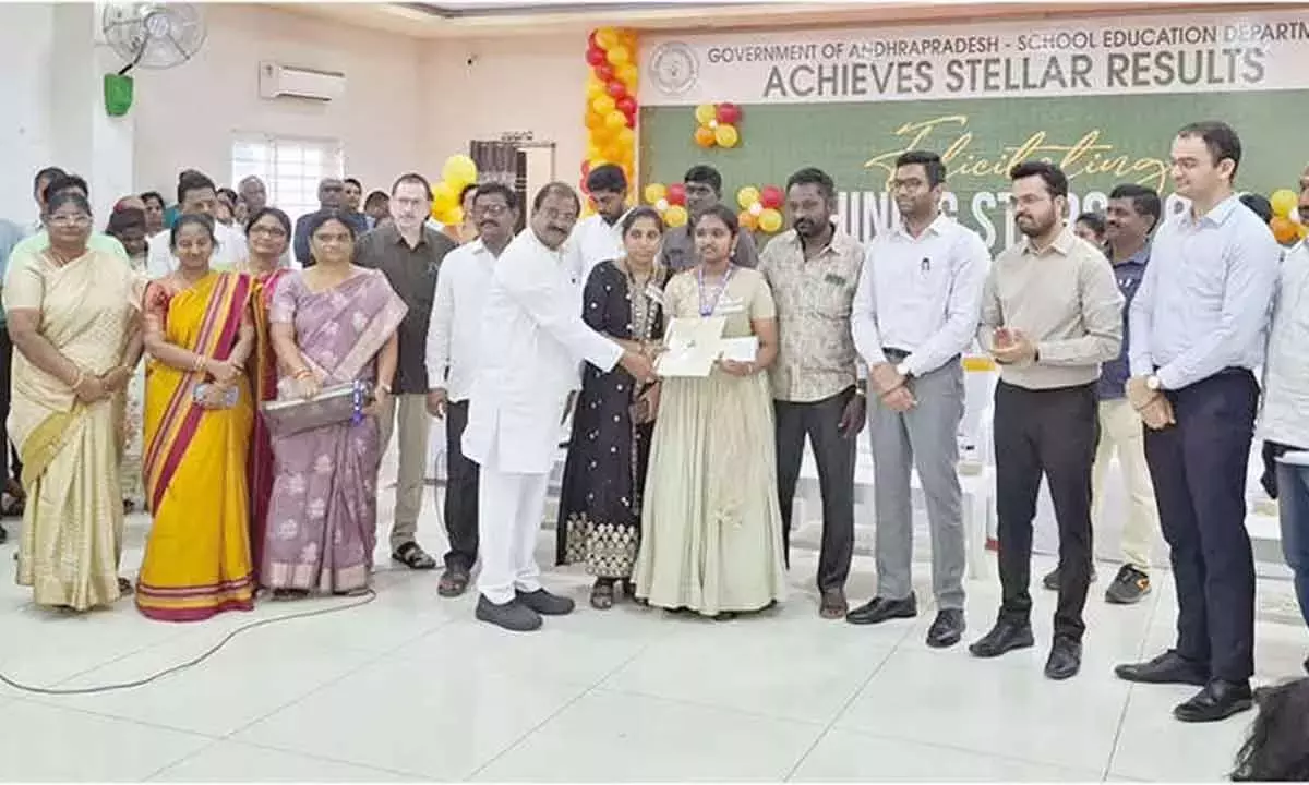 Andhra: 185 मेधावी छात्र-छात्राओं को सम्मानित किया गया Andhra: 185 मेधावी छात्र-छात्राओं को सम्मानित किया गया