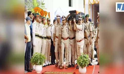 डीजीपी को अंतिम विदाई, कल होगा अंतिम संस्कार, अपने दफ्तर में मृत पाए गए थे डीजीपी को अंतिम विदाई, कल होगा अंतिम संस्कार, अपने दफ्तर में मृत पाए गए थे