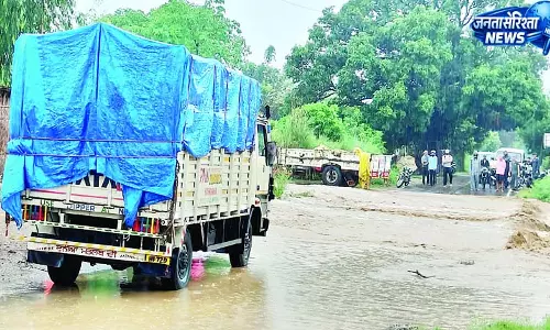 पहली ही बारिश में थमे पहिए चलेट-दियोली कॉजवे पर जाम पहली ही बारिश में थमे पहिए चलेट-दियोली कॉजवे पर जाम
