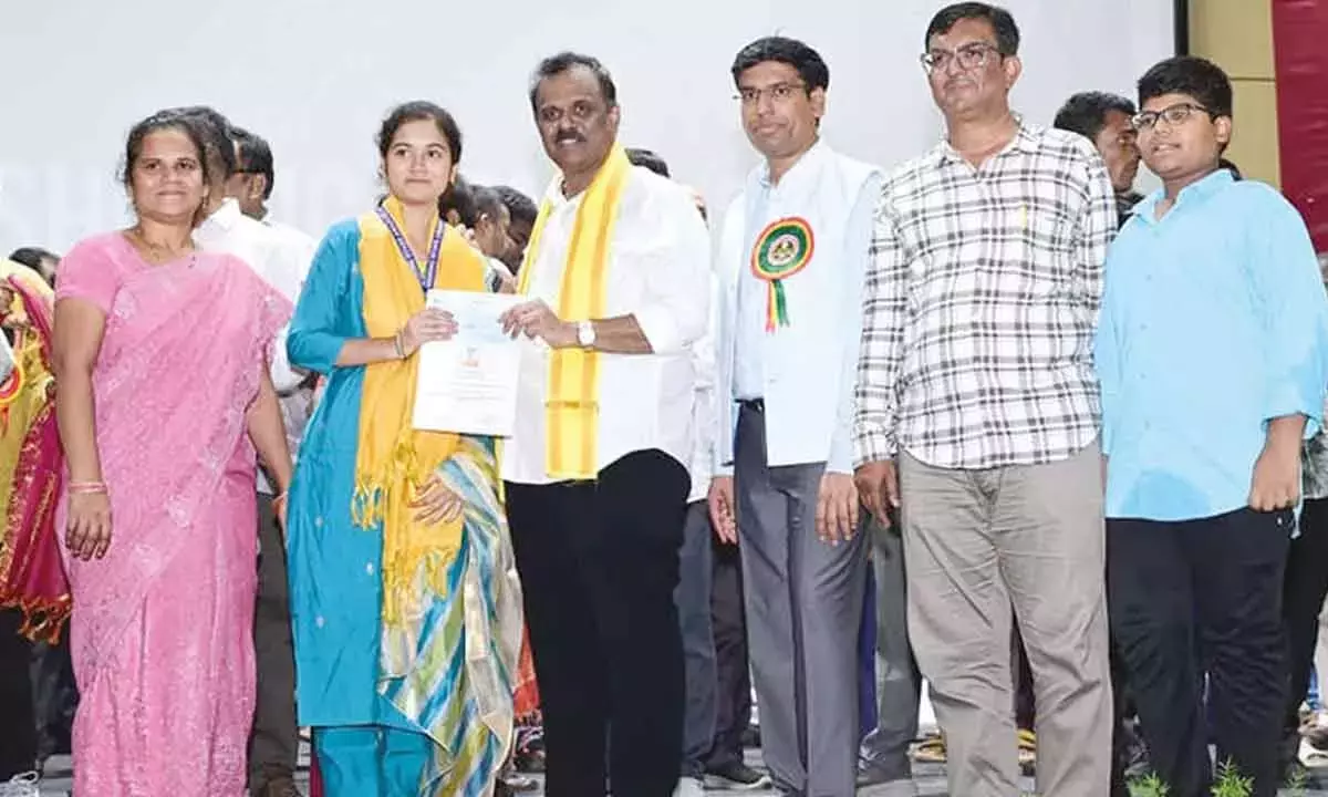 Andhra: अनागानी का कहना है, शाइनिंग स्टार्स शिक्षा में बड़े सुधारों को दर्शाता है Andhra: अनागानी का कहना है, शाइनिंग स्टार्स शिक्षा में बड़े सुधारों को दर्शाता है
