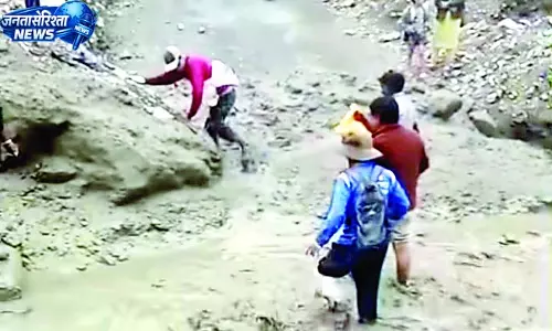 उफनते नालों ने रोके रास्ते उफनते नालों ने रोके रास्ते