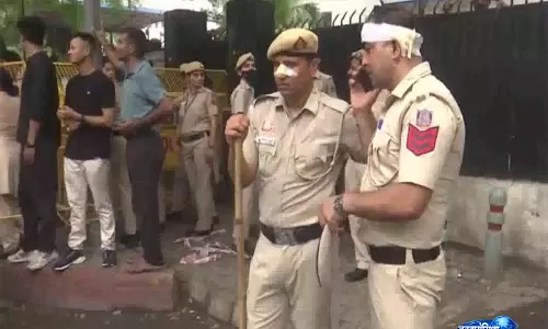 घायल दिल्ली पुलिस ASI ने कहा, उन्होंने हम पर ईंटें और फूलों के गमले फेंके घायल दिल्ली पुलिस ASI ने कहा, उन्होंने हम पर ईंटें और फूलों के गमले फेंके