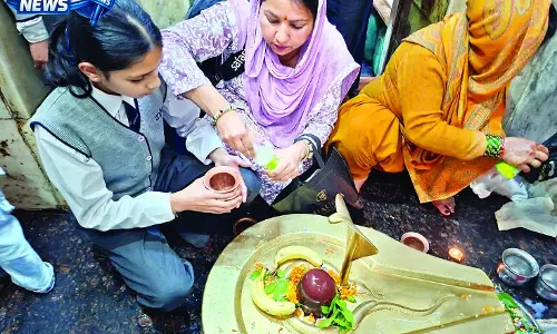 सावन के पहले सोमवार पर शिवालयों में उमड़ा आस्था का सैलाब सावन के पहले सोमवार पर शिवालयों में उमड़ा आस्था का सैलाब