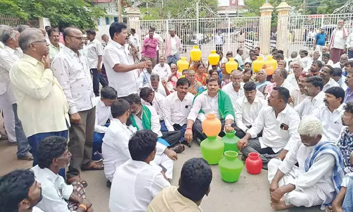 Andhra: लगातार शासनों द्वारा दीर्घकालिक जल सुरक्षा की अनदेखी की गई, कांग्रेस की आलोचना Andhra: लगातार शासनों द्वारा दीर्घकालिक जल सुरक्षा की अनदेखी की गई, कांग्रेस की आलोचना