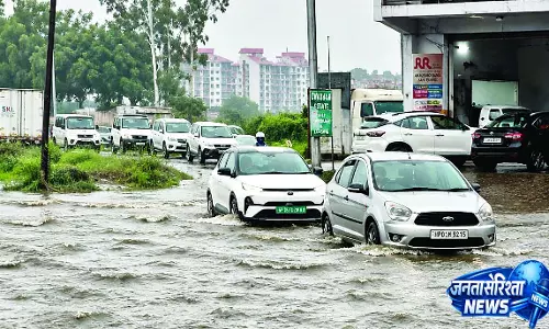 बारिश ने खोली एनएच-105 की पोल, झाड़माजरी में दुकानों में घुसा पानी बारिश ने खोली एनएच-105 की पोल, झाड़माजरी में दुकानों में घुसा पानी