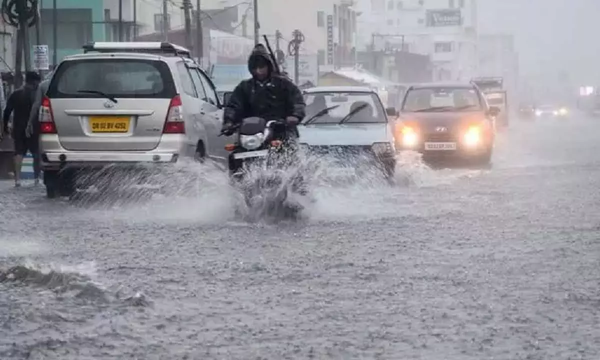 Andhra: चक्रवाती हवाओं के क्षेत्र के कारण आंध्र प्रदेश में भारी बारिश की भविष्यवाणी की गई है Andhra: चक्रवाती हवाओं के क्षेत्र के कारण आंध्र प्रदेश में भारी बारिश की भविष्यवाणी की गई है