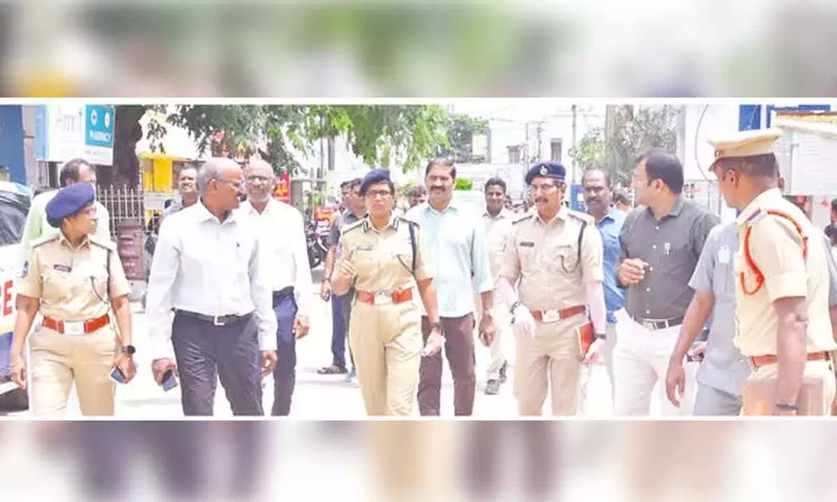 सीपी ने MGM अस्पताल में सुरक्षा, यातायात की समीक्षा की सीपी ने MGM अस्पताल में सुरक्षा, यातायात की समीक्षा की