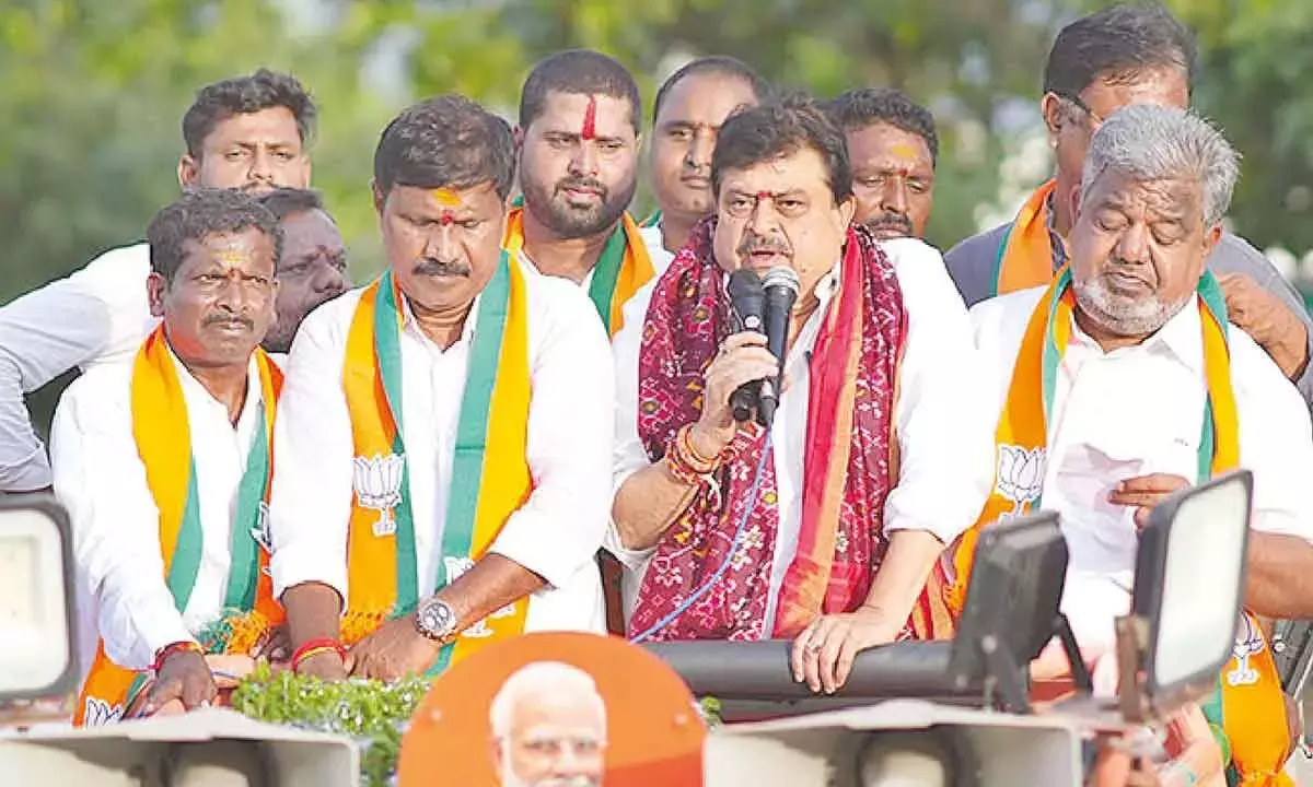 Telangana: बीजेपी ने खराब सड़कों पर निकाली 12 किलोमीटर की पदयात्रा Telangana: बीजेपी ने खराब सड़कों पर निकाली 12 किलोमीटर की पदयात्रा