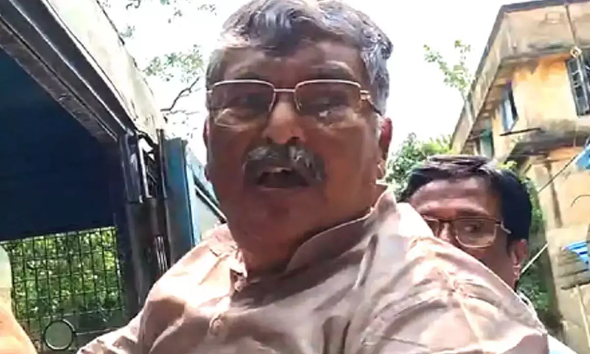 21 जुलाई की रैली में जा रहे TMC विधायक असित मजूमदार गिरफ्तार 21 जुलाई की रैली में जा रहे TMC विधायक असित मजूमदार गिरफ्तार