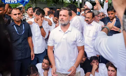 PM आवास के बाहर कांग्रेस ने मंगवाई कुर्सियां PM आवास के बाहर कांग्रेस ने मंगवाई कुर्सियां