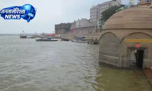 वाराणसी में गंगा उफान पर, कई मंदिर जलमग्न वाराणसी में गंगा उफान पर, कई मंदिर जलमग्न