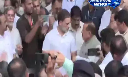 राहुल गांधी से मिले MoS जितेंद्र सिंह, वहीं PM आवास के बाहर कांग्रेस का विरोध राहुल गांधी से मिले MoS जितेंद्र सिंह, वहीं PM आवास के बाहर कांग्रेस का विरोध