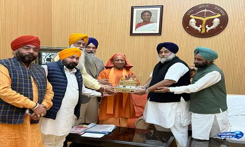 Gurudwara कमेटी अध्यक्ष ने CM योगी को सौंपे सुझाव Gurudwara कमेटी अध्यक्ष ने CM योगी को सौंपे सुझाव