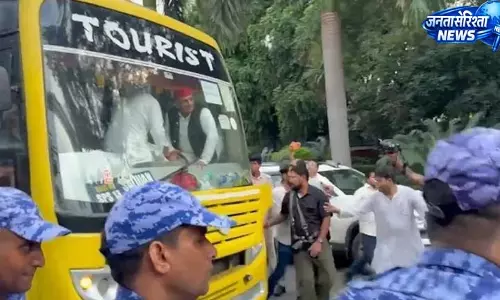 BIG BREAKING: राहुल-अखिलेश और प्रियंका गांधी पुलिस हिरासत में BIG BREAKING: राहुल-अखिलेश और प्रियंका गांधी पुलिस हिरासत में