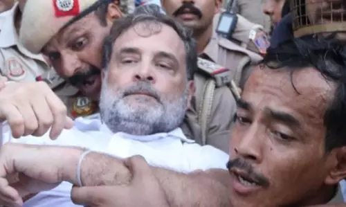 राहुल-अखिलेश और प्रियंका गांधी पुलिस हिरासत में! सामने आईं पहली तस्वीरें राहुल-अखिलेश और प्रियंका गांधी पुलिस हिरासत में! सामने आईं पहली तस्वीरें