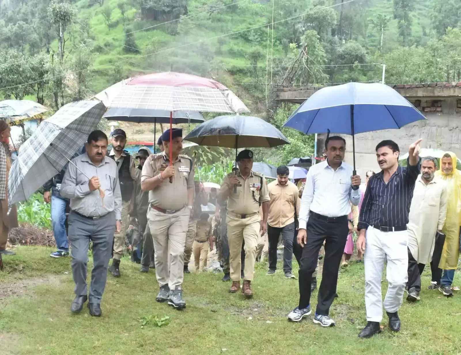 Poonch: डिविजनल कमिश्नर और आईजीपी जम्मू पहुंचे दारा सांगला, रेस्क्यू अभियान की समीक्षा Poonch: डिविजनल कमिश्नर और आईजीपी जम्मू पहुंचे दारा सांगला, रेस्क्यू अभियान की समीक्षा