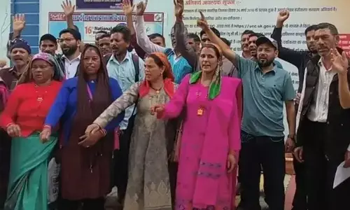 Gopeshwar: सड़क सुधार की मांग को लेकर ग्रामीणों का प्रदर्शन, प्रशासन से लगाई गुहार Gopeshwar: सड़क सुधार की मांग को लेकर ग्रामीणों का प्रदर्शन, प्रशासन से लगाई गुहार