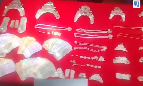 मंदिरों को निशाना बनाने वाले गिरोह का भंडाफोड़! पुलिस ने बरामद किए सोने-चांदी के आभूषण मंदिरों को निशाना बनाने वाले गिरोह का भंडाफोड़! पुलिस ने बरामद किए सोने-चांदी के आभूषण