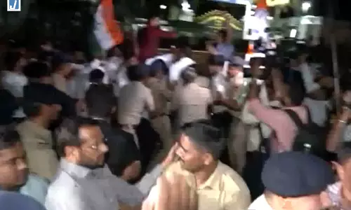 देखे Video: राहुल-प्रियंका की हिरासत पर सड़कों पर उतरी कांग्रेस देखे Video: राहुल-प्रियंका की हिरासत पर सड़कों पर उतरी कांग्रेस