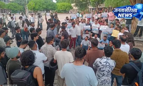 छात्रों पर कार्रवाई के खिलाफ कांग्रेस ने फूंका शिक्षा मंत्री का पुतला छात्रों पर कार्रवाई के खिलाफ कांग्रेस ने फूंका शिक्षा मंत्री का पुतला