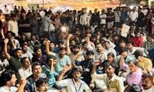 Delhi के बाद इंदौर में भी गूंजा विरोध, नीट मामले में छात्रों ने दिखाया आक्रोश Delhi के बाद इंदौर में भी गूंजा विरोध, नीट मामले में छात्रों ने दिखाया आक्रोश