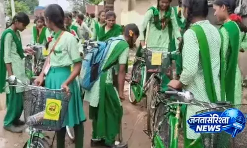 लातेहार में साइकिल योजना पर सवाल, बच्चियों को मिली कबाड़ जैसी साइकिलें लातेहार में साइकिल योजना पर सवाल, बच्चियों को मिली कबाड़ जैसी साइकिलें