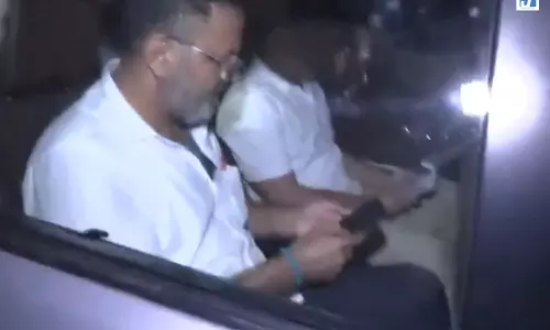 राहुल गांधी हिरासत के बाद छत्रसाल स्टेडियम से रवाना राहुल गांधी हिरासत के बाद छत्रसाल स्टेडियम से रवाना