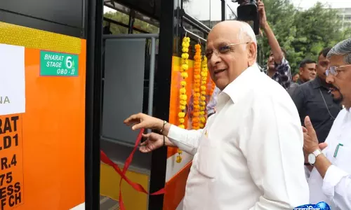 गुजरात के CM भूपेंद्र पटेल ने आदिवासी छात्रों के लिए 139 नई GSRTC बसों को हरी झंडी दिखाई गुजरात के CM भूपेंद्र पटेल ने आदिवासी छात्रों के लिए 139 नई GSRTC बसों को हरी झंडी दिखाई