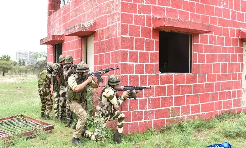 इंडियन आर्मी और CISF ने काउंटर-टेररिज्म की तैयारी बढ़ाने के लिए जॉइंट ट्रेनिंग पूरी की इंडियन आर्मी और CISF ने काउंटर-टेररिज्म की तैयारी बढ़ाने के लिए जॉइंट ट्रेनिंग पूरी की