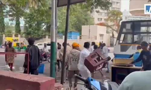 शिवाजीनगर में अतिक्रमण हटाने गई नगर निगम की टीम पर हमला, 10 लोग हिरासत में शिवाजीनगर में अतिक्रमण हटाने गई नगर निगम की टीम पर हमला, 10 लोग हिरासत में