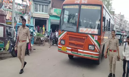 चलती रोडवेज बस के ब्रेक फेल, ईंट लेकर दौड़े दरोगा... चलती रोडवेज बस के ब्रेक फेल, ईंट लेकर दौड़े दरोगा...