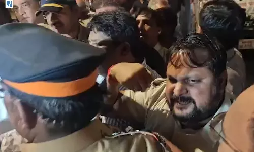राहुल गांधी और प्रियंका गांधी की हिरासत के विरोध में लोक भवन के बाहर जुटे कार्यकर्ता राहुल गांधी और प्रियंका गांधी की हिरासत के विरोध में लोक भवन के बाहर जुटे कार्यकर्ता
