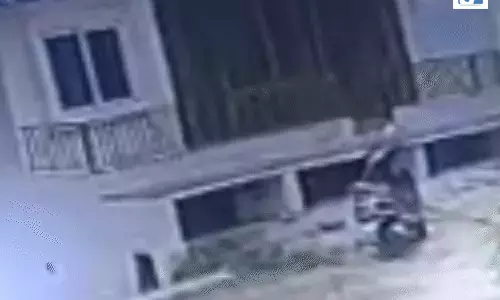 12वीं की छात्रा ने निर्माणाधीन इमारत से लगाई छलांग, इलाज के दौरान मौत 12वीं की छात्रा ने निर्माणाधीन इमारत से लगाई छलांग, इलाज के दौरान मौत