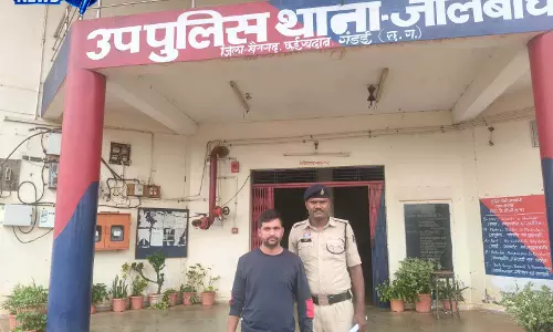 CG: शराब के नशे में सड़क पर हंगामा कर रहा युवक गिरफ्तार CG: शराब के नशे में सड़क पर हंगामा कर रहा युवक गिरफ्तार