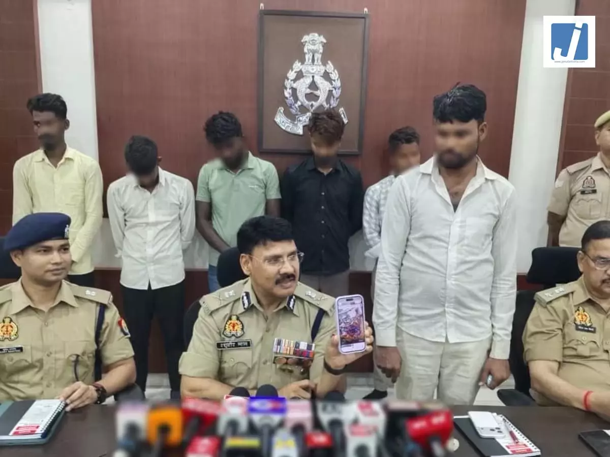 कई राज्यों के बेरोजगार युवाओं को ₹25,000 प्रतिमाह नौकरी का झांसा देकर बुलाते, फिर... कई राज्यों के बेरोजगार युवाओं को ₹25,000 प्रतिमाह नौकरी का झांसा देकर बुलाते, फिर...